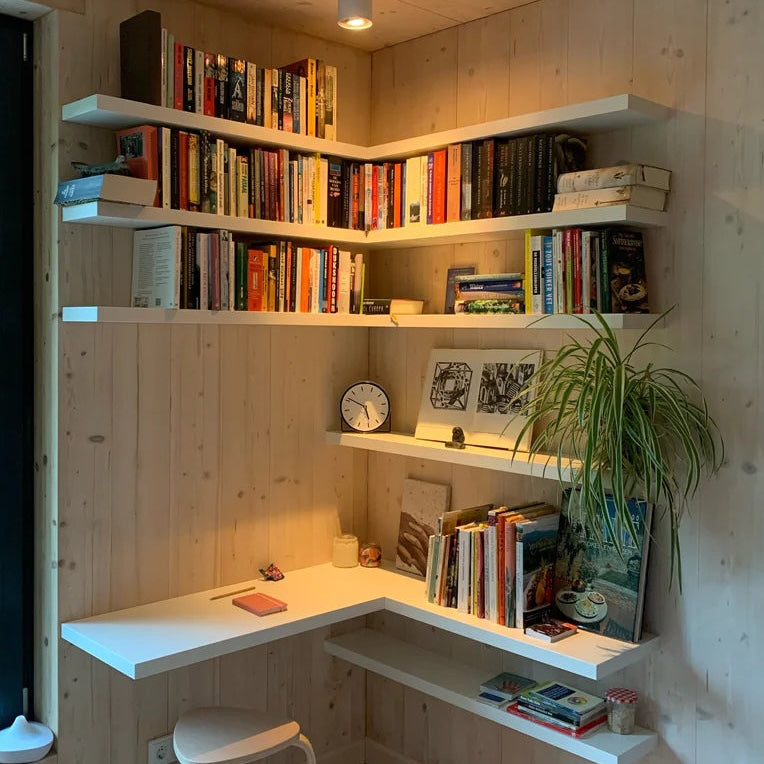 Nieuw bij Boekenplankenopmaat.nl – Zwevende planken in hoekopstelling: strak, sterk en volledig op maat
