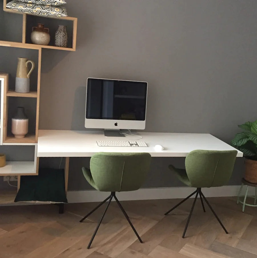 Bureaublad folie zwevend in woonkamer