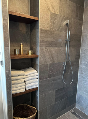 Nisplanken in badkamer Eiken chocolate