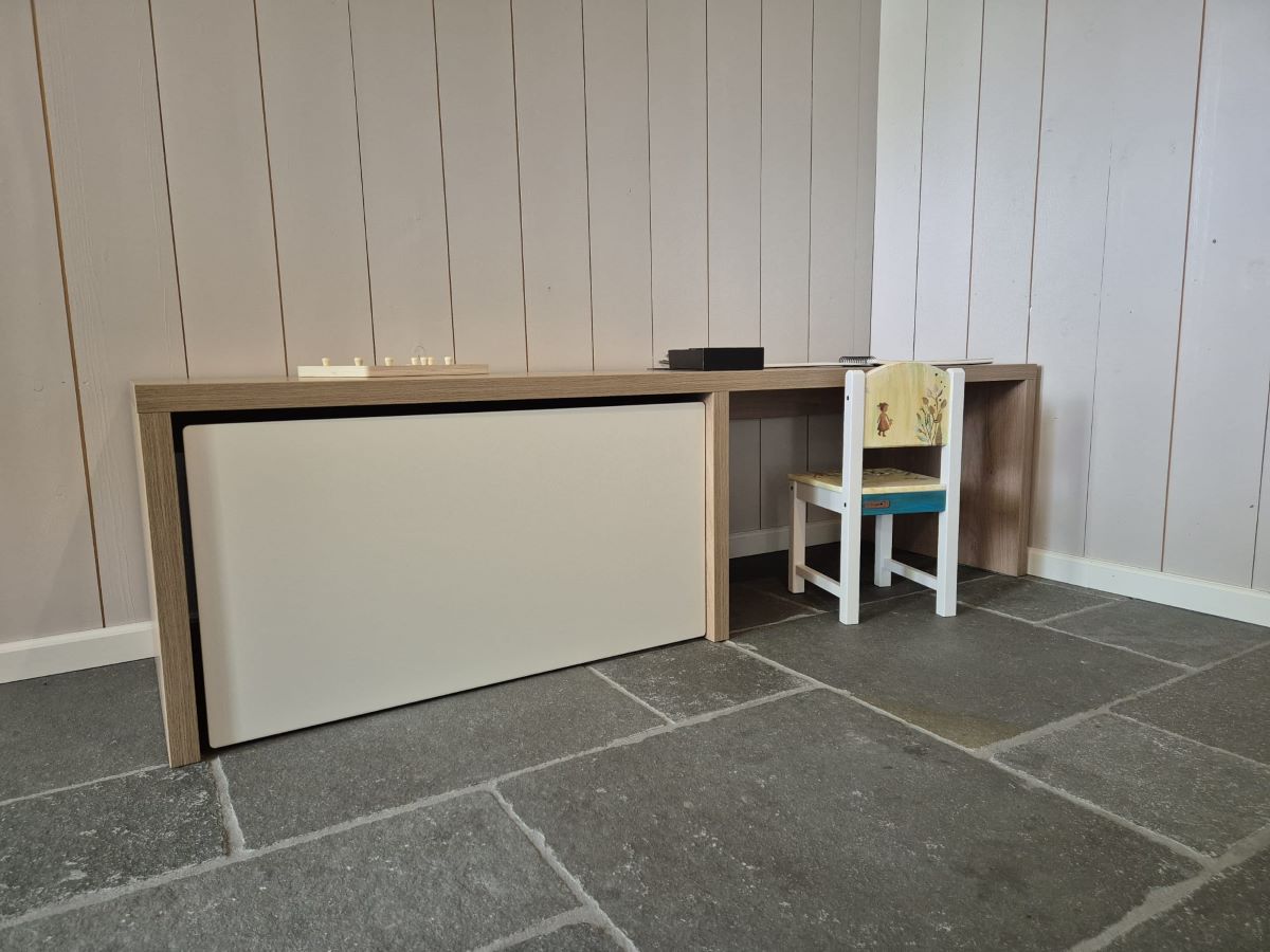 Sidetable met laden en kinderstoel