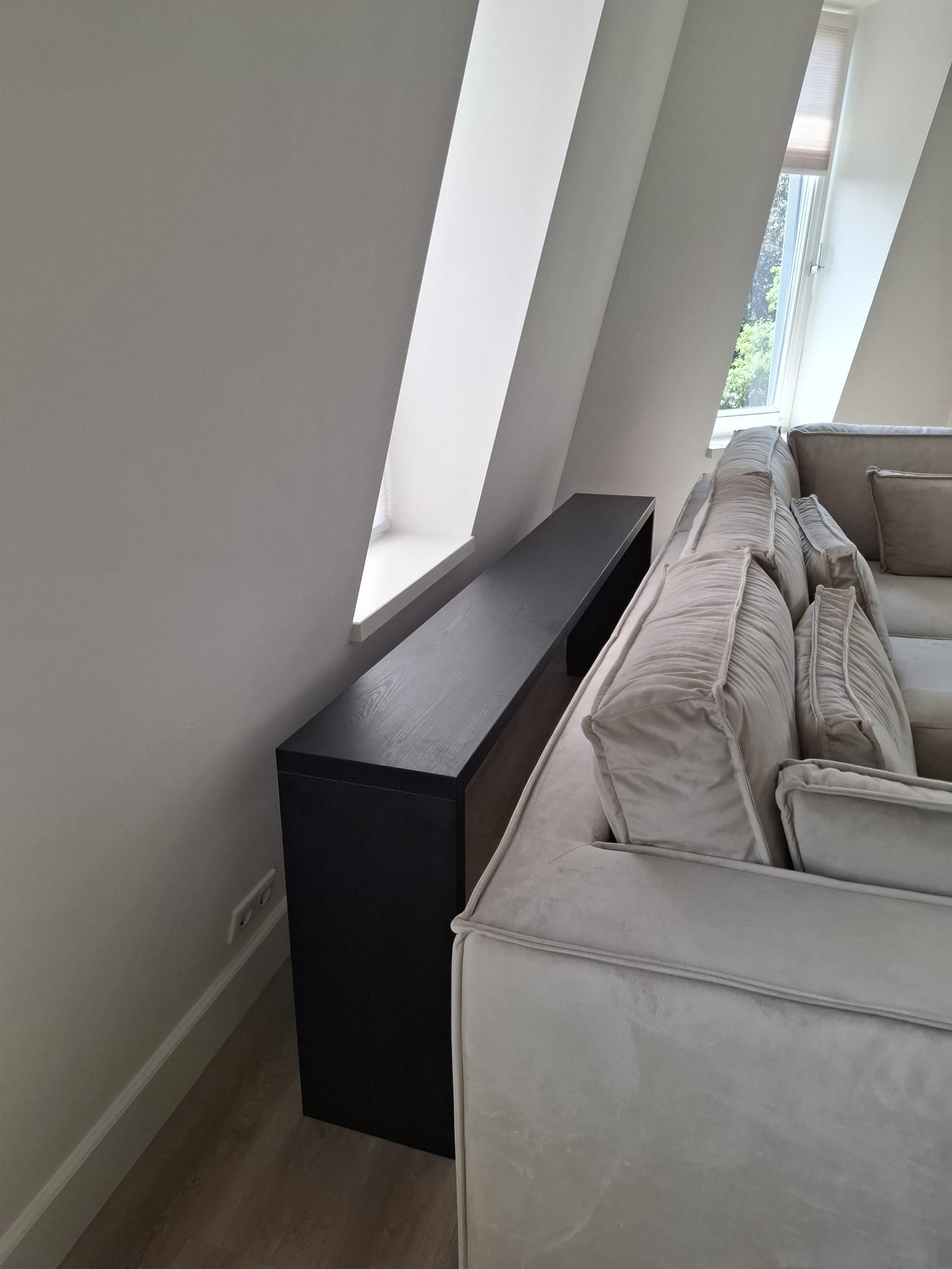 Zwarte sidetable achter bank