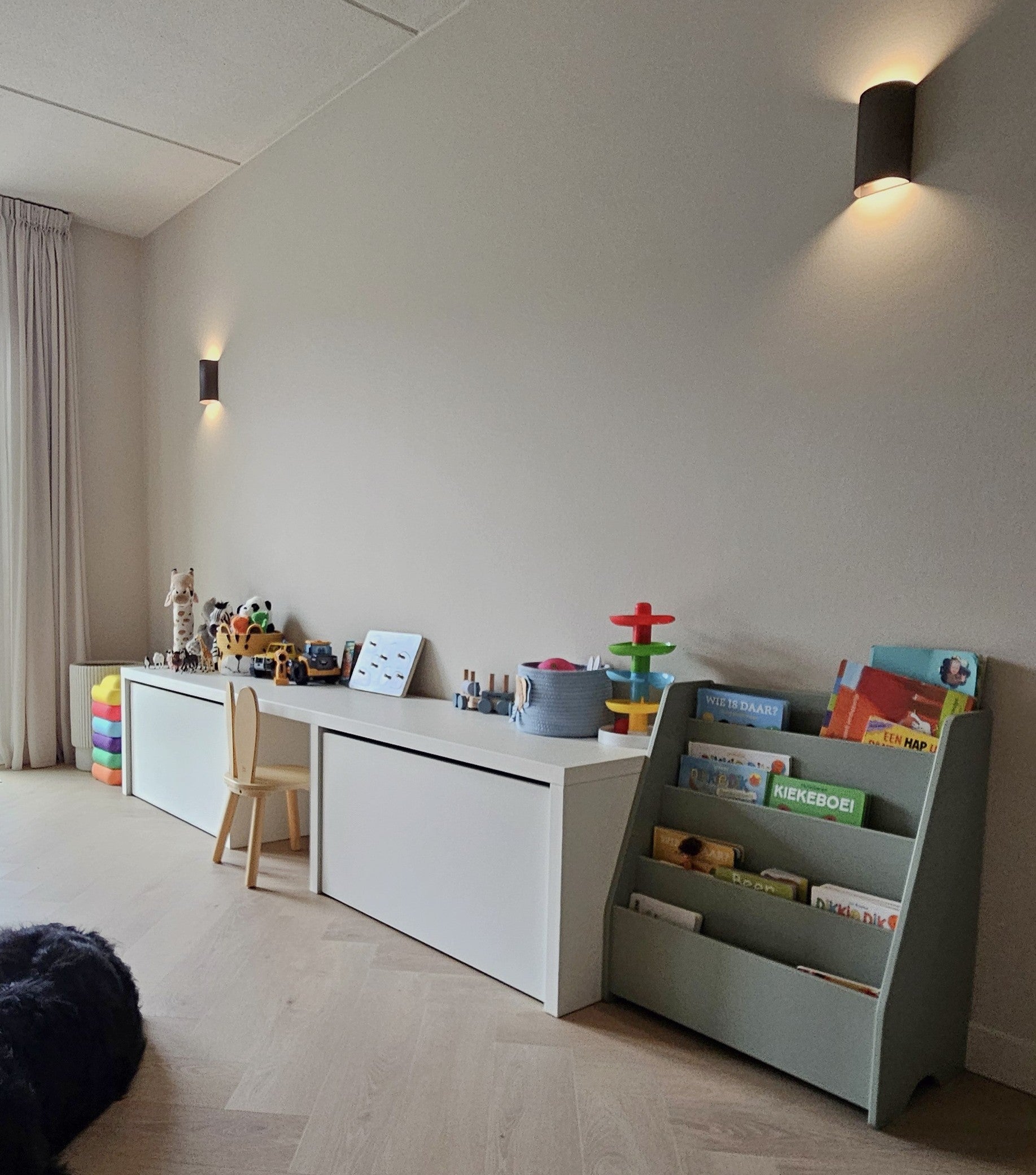 NIVIA Kinderbureau in de vorm van een huis van massief NIVIA Kinderbureau in de vorm van een huis van massief