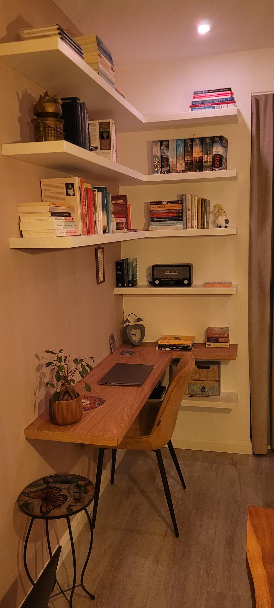 Thuiswerkplek planken en bureau