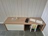 Sidetable met laden en kinderstoel