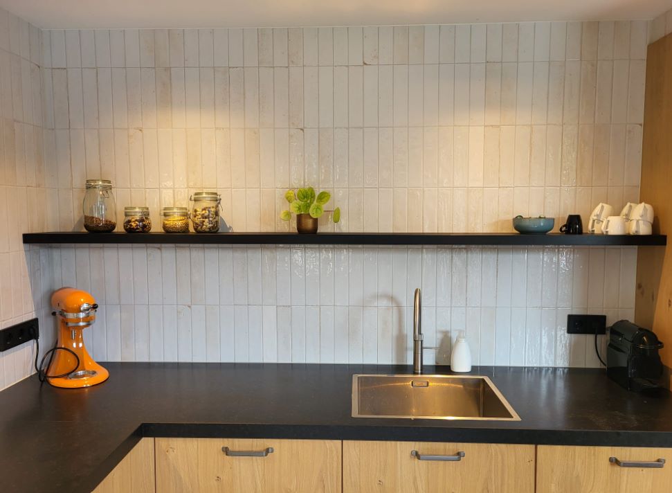 Zwarte plank boven keuken