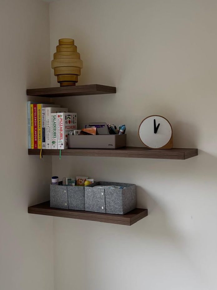 Zwevende planken in hoek noten