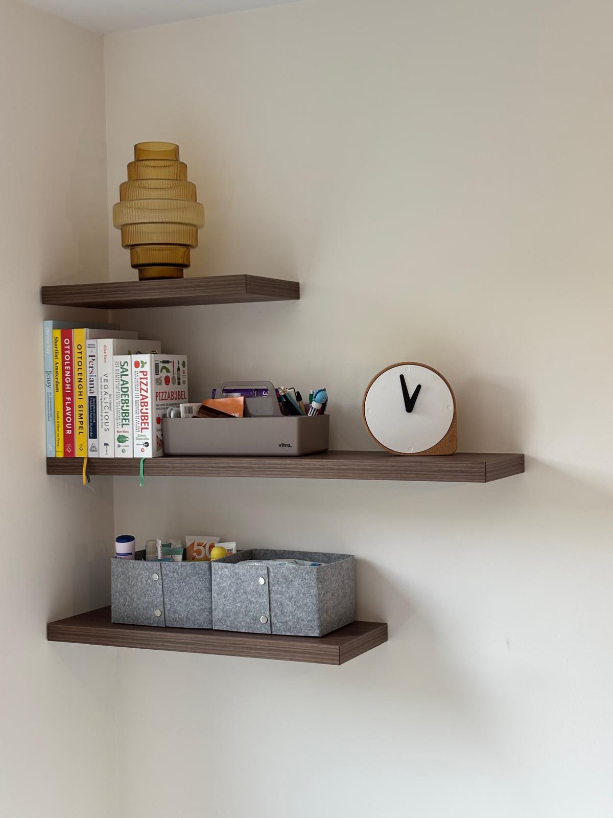 Noten planken blind bevestigd in een hoek